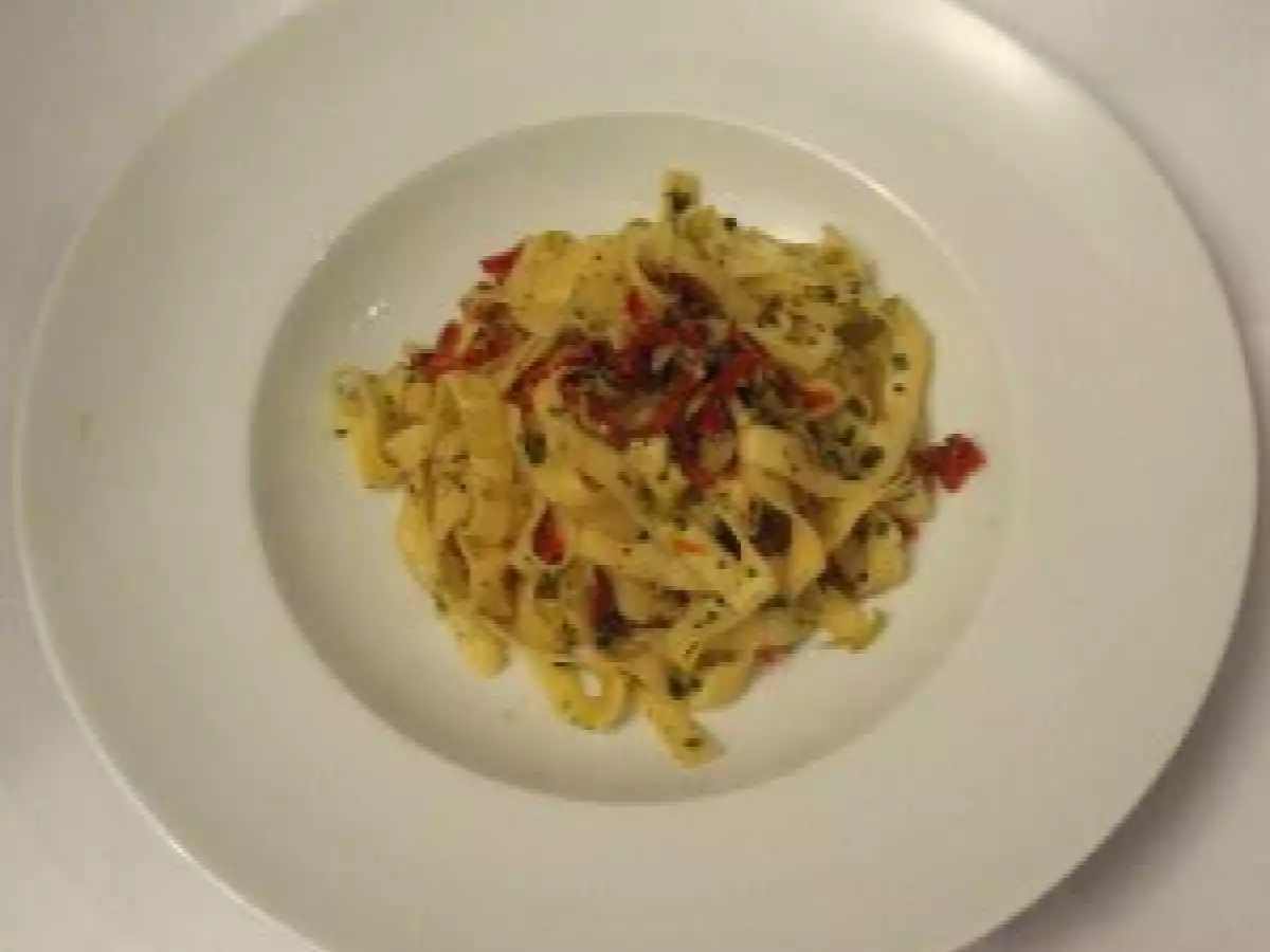 Zitronen-Tagliatelle mit getrockneten Tomaten