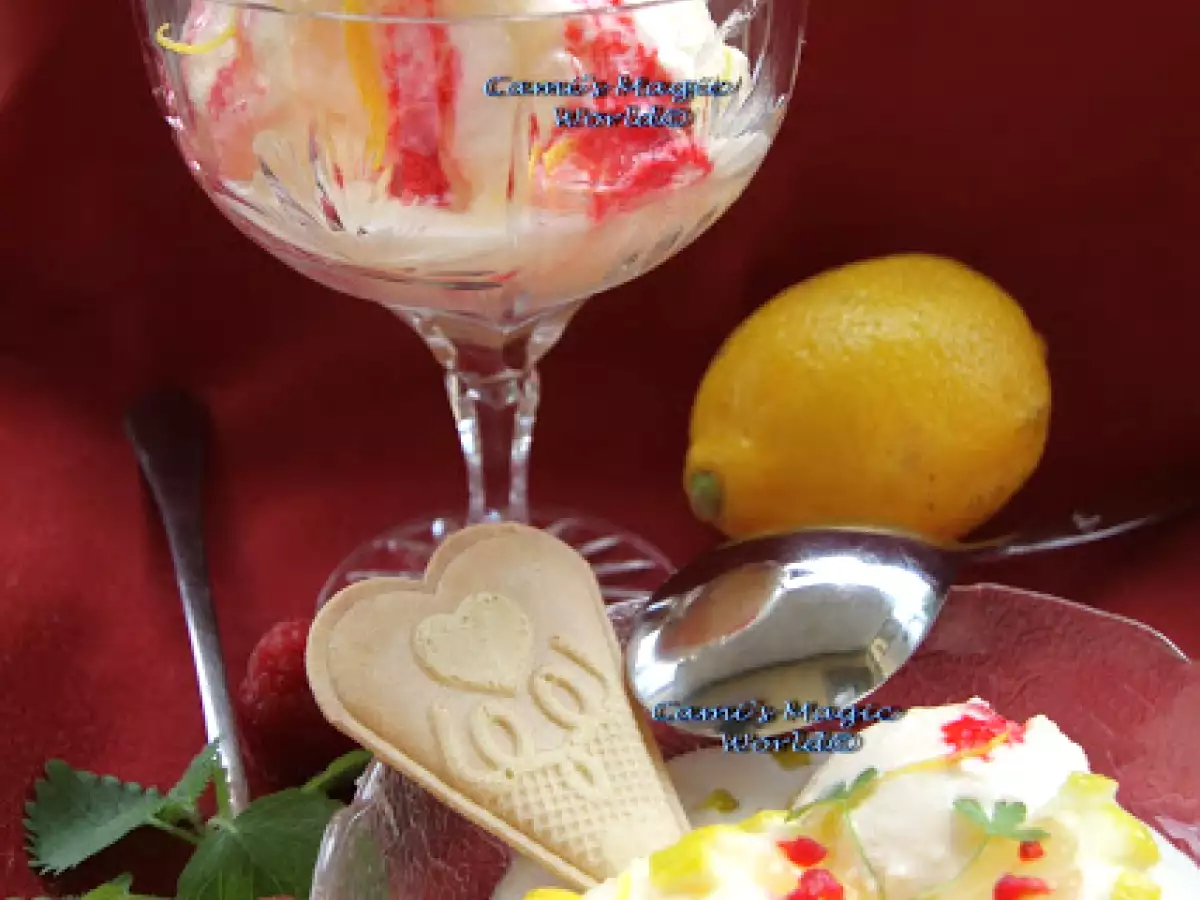 Zitroneneis mit Himbeersauce