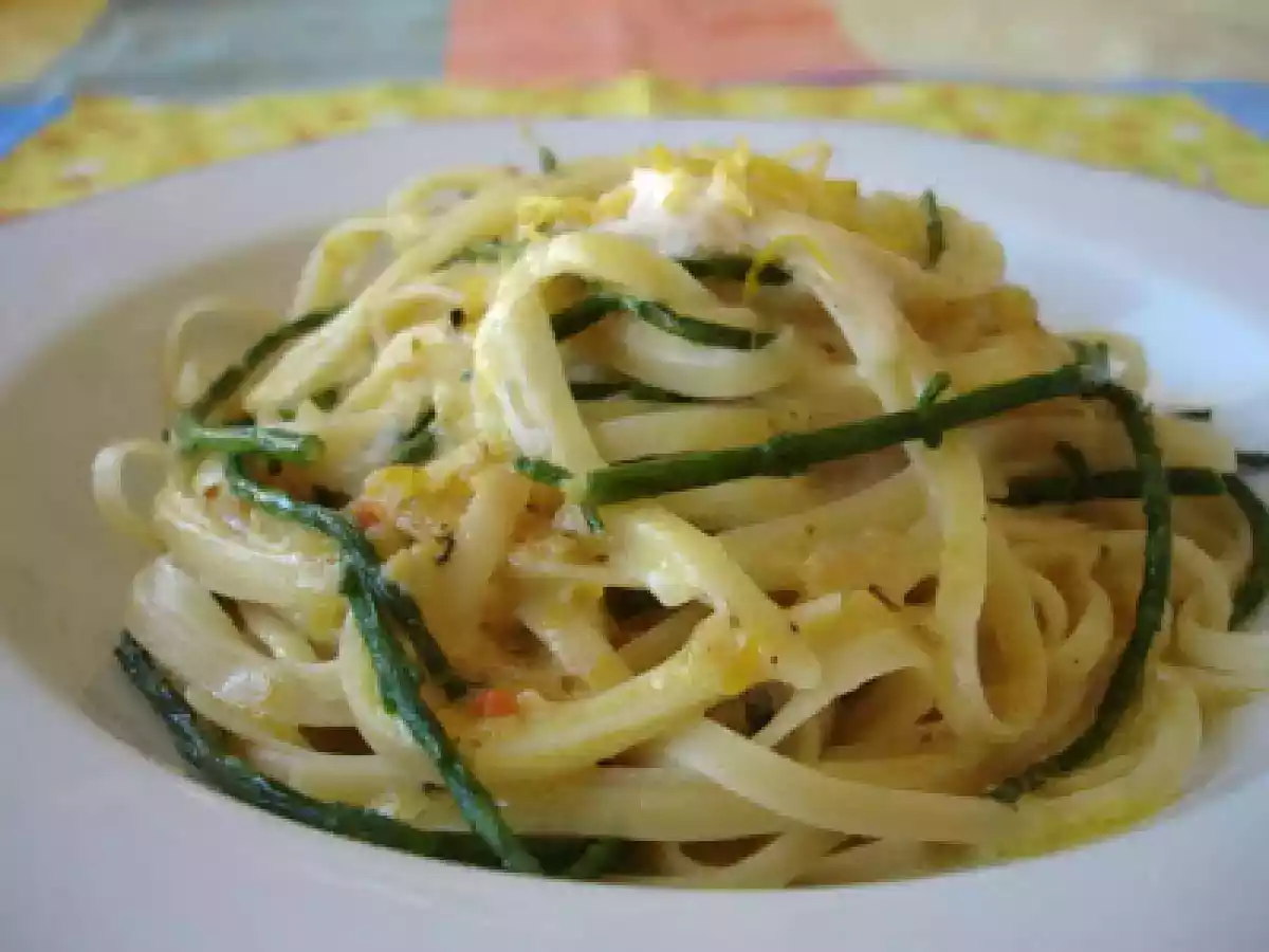 Zitronennudeln mit Salicorne und Parmesanschaum