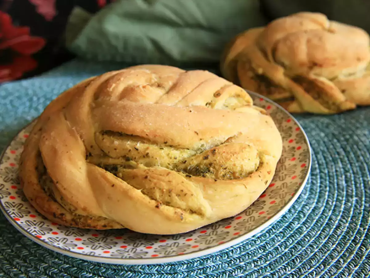 Zopfbrötchen mit grünem Pesto