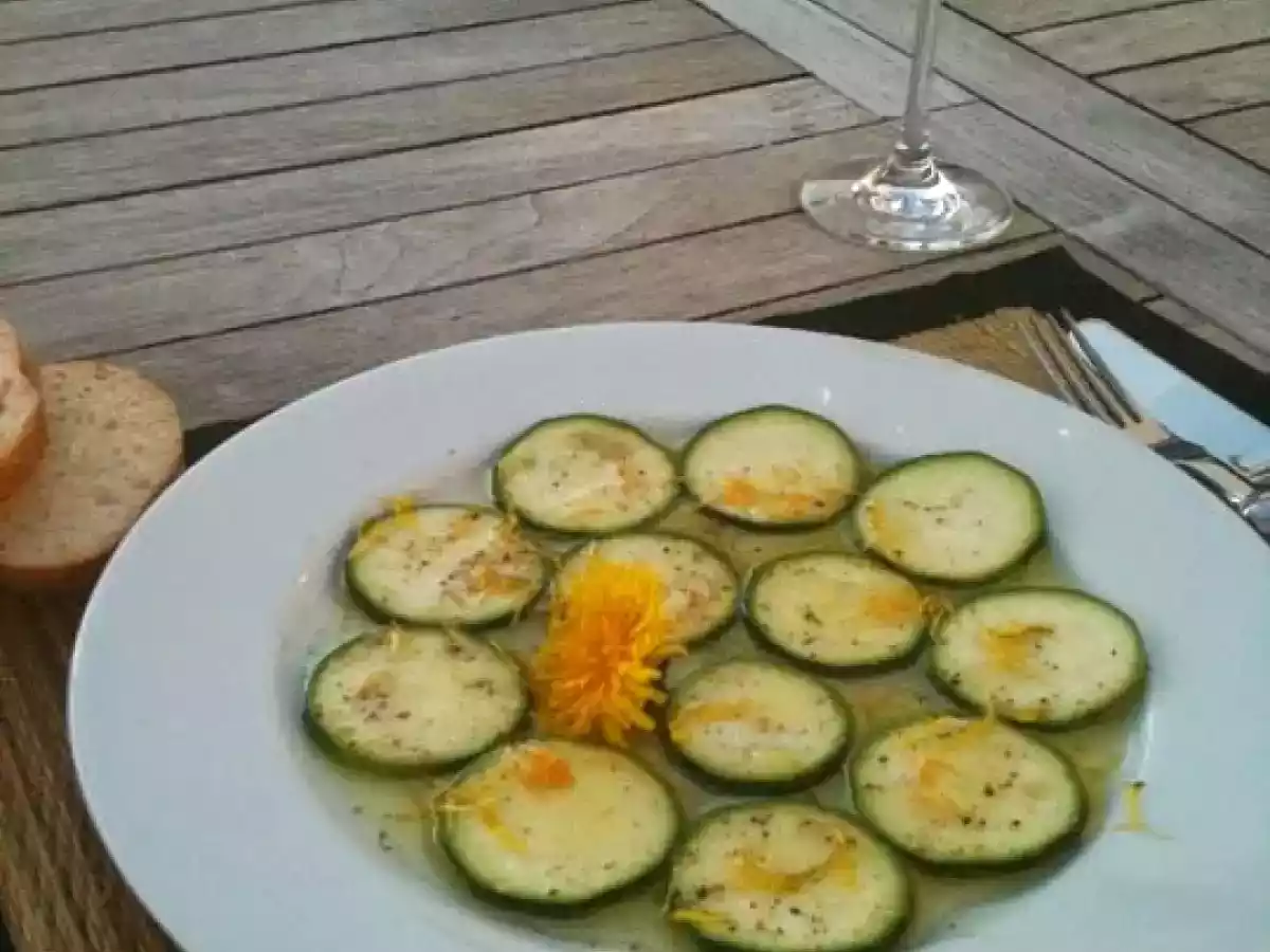 Zucchini Carpaccio mit Löwenzahnblüten und Walnusskernöl