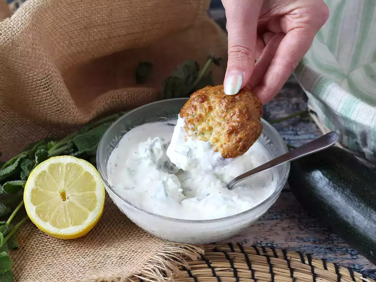Zucchini-Krapfen aus dem Airfryer mit Joghurt-Feta-Sauce - foto 3