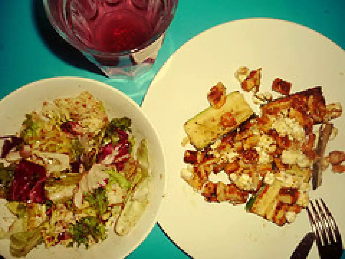 Zucchini mit einer feinen fetakruste