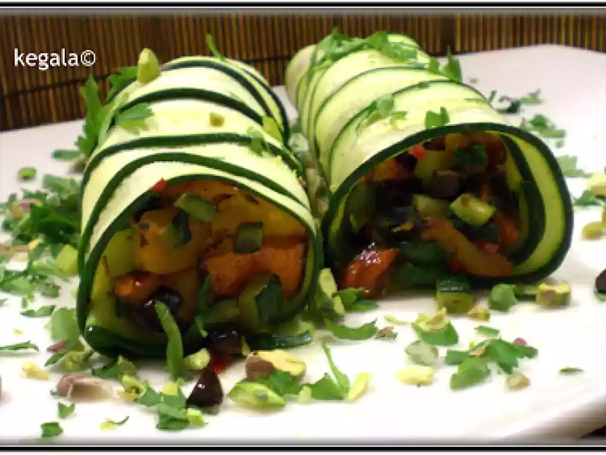 Zucchini-Röllchen mit Kürbis-Oliven-Füllung