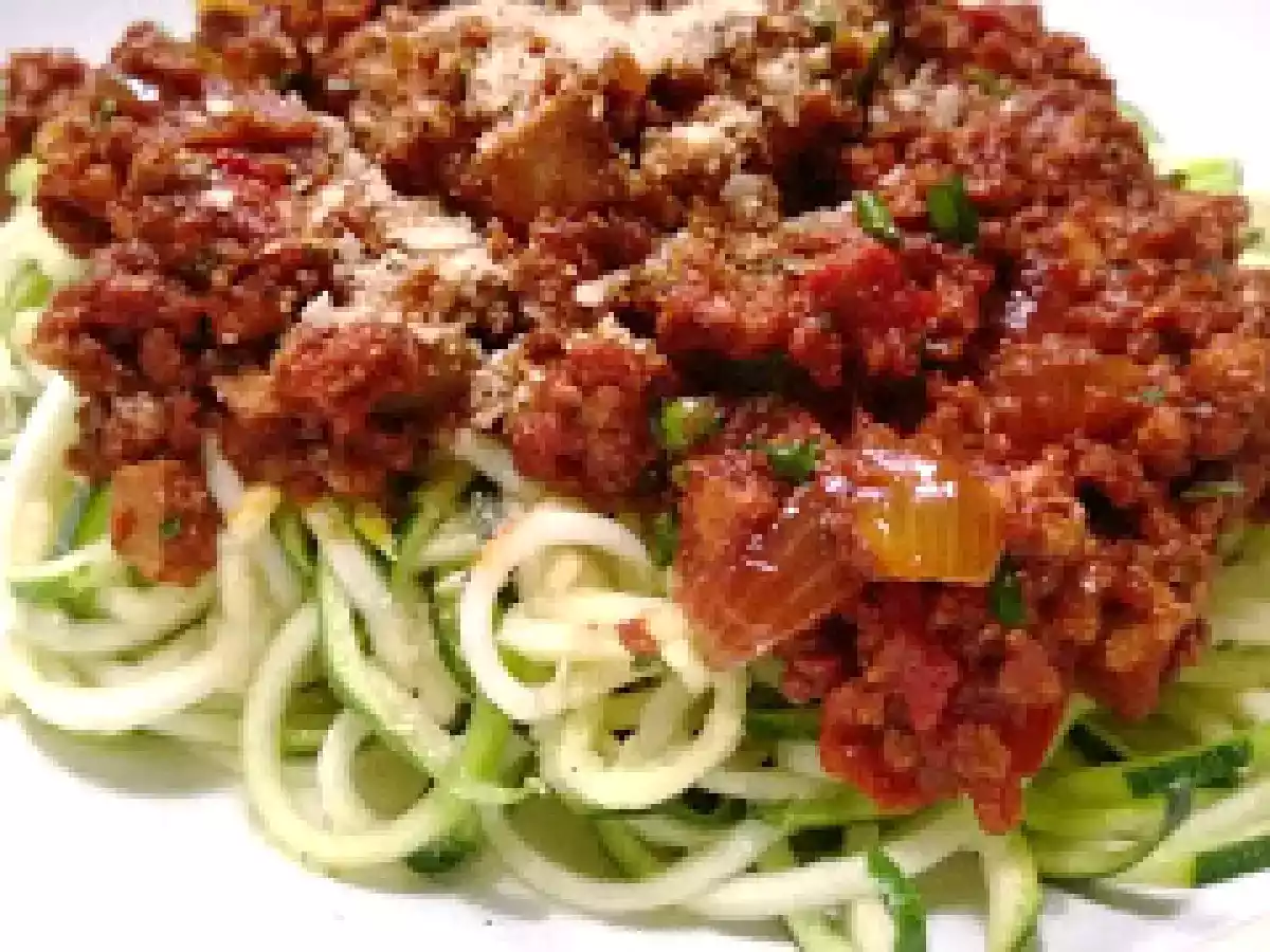 ZUCCHINI-SPAGHETTI BOLOGNESE - VEGAN FOR FIT