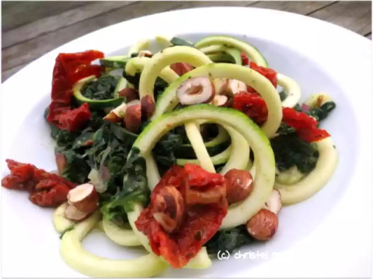 Zucchini-Spaghetti mit Spinat-Mandel-Creme