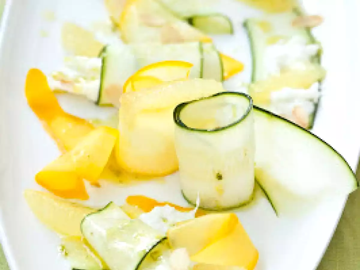 Zucchini-Zitronen-Salat mit Mozzarella, Mandeln und Kardamom