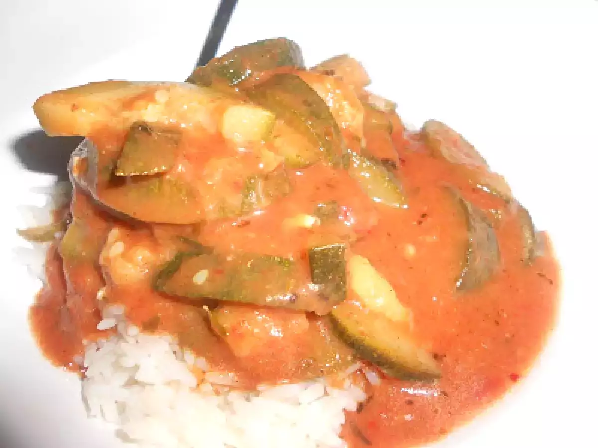 Zucchinigemüse in Tomatensauce mit Basmatireis