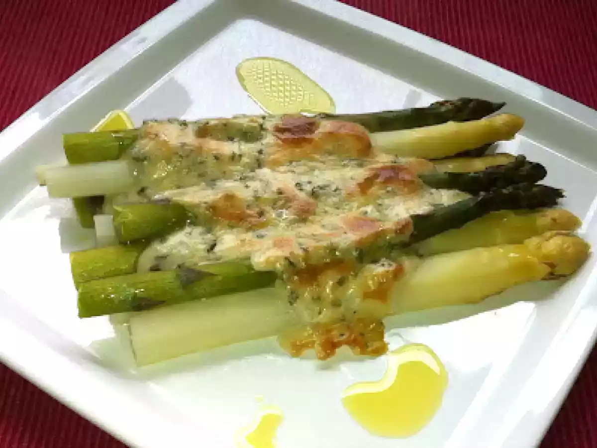 Zweierlei Spargel mit einer Orangen-Kräuter-Mandelsauce gratiniert