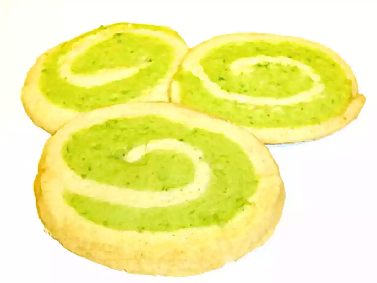 Zweifarbige Minz-Kekse mit grüner Farbe aus der Küche