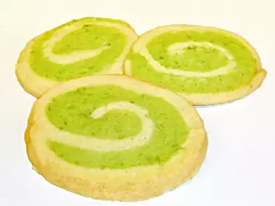Zweifarbige Minz-Kekse mit grüner Farbe aus der Küche