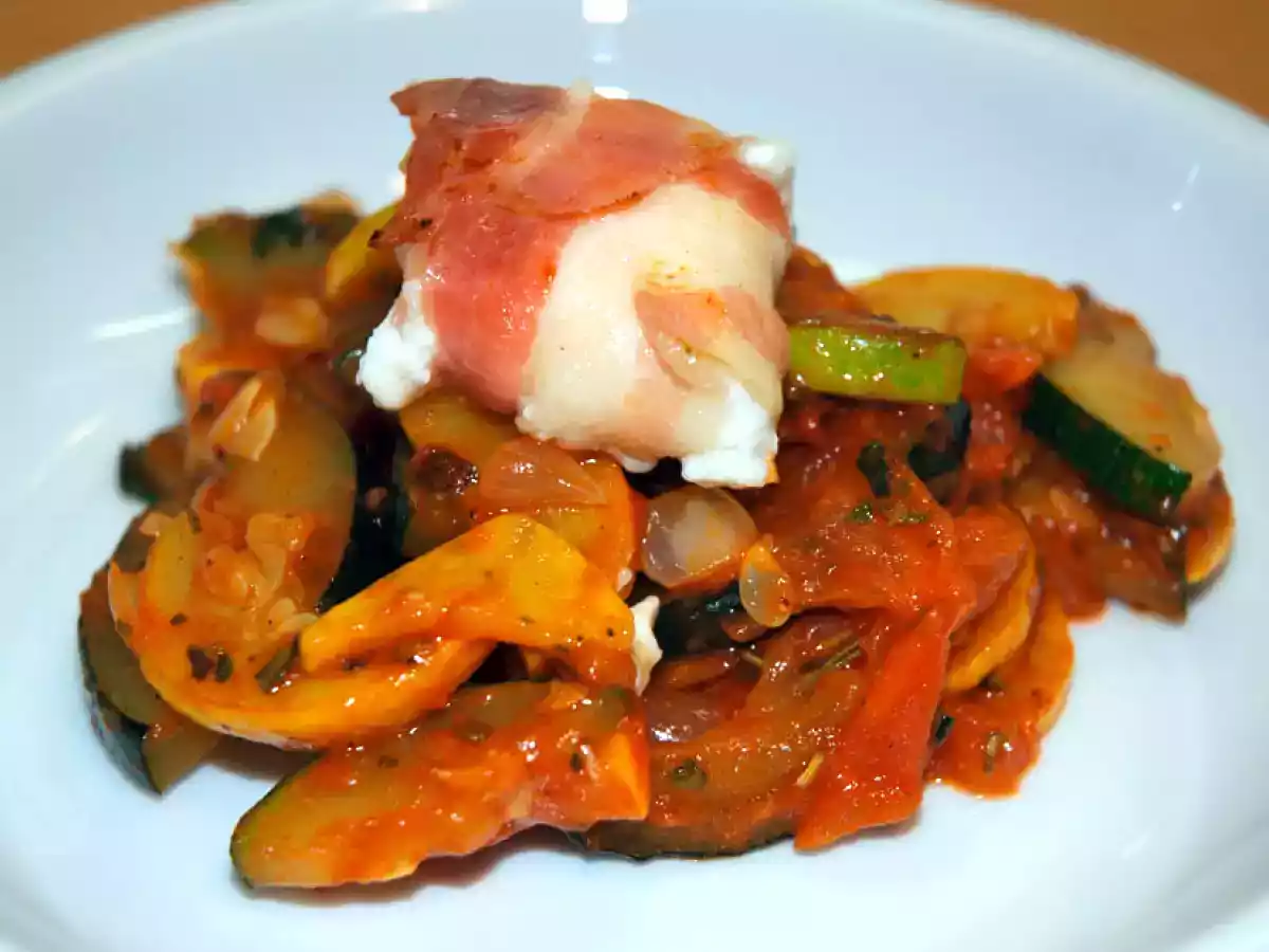 Zweifarbiges Zucchinigemüse mit gebratenem Ziegenkäse