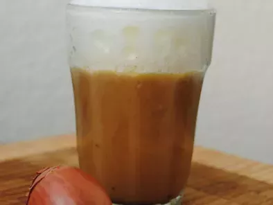Zwiebel-Espresso-Süppchen mit Milchschaum