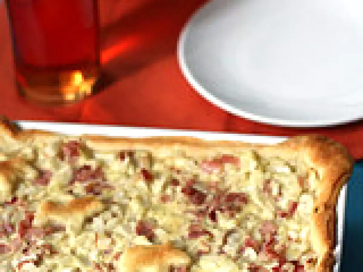 Zwiebel-schinken-auflauf auf blätterteig